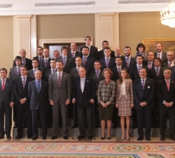 Fotografía de grupo de Sus Majestades los Reyes y Sus Altezas Reales los Príncipes de Asturias con la Selección Nacional de Balonmano, Campeona de Mun